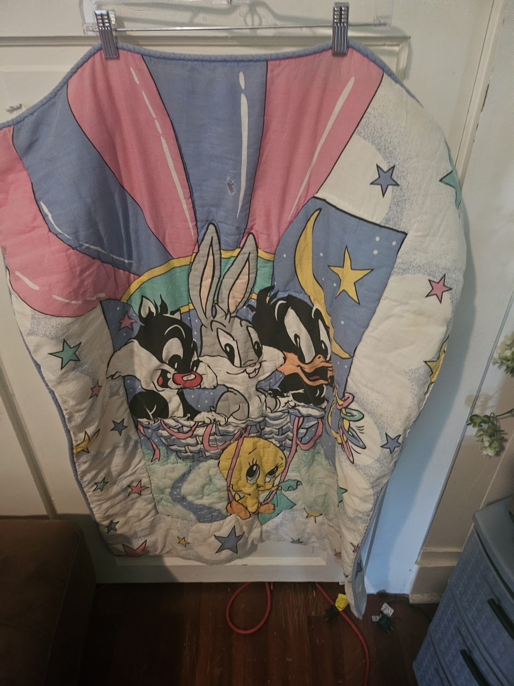 The item in the image is a vintage 1993 Baby Looney Tunes quilted crib blanket